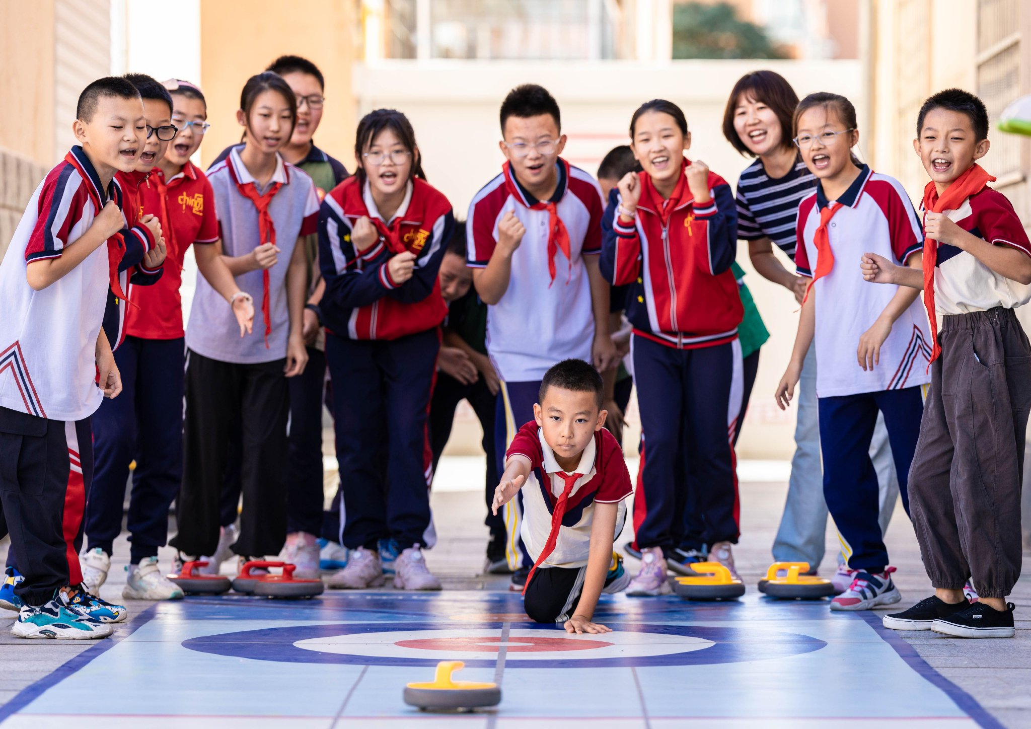 学生在玩"旱地冰壶"游戏.通讯员 丁根厚 摄