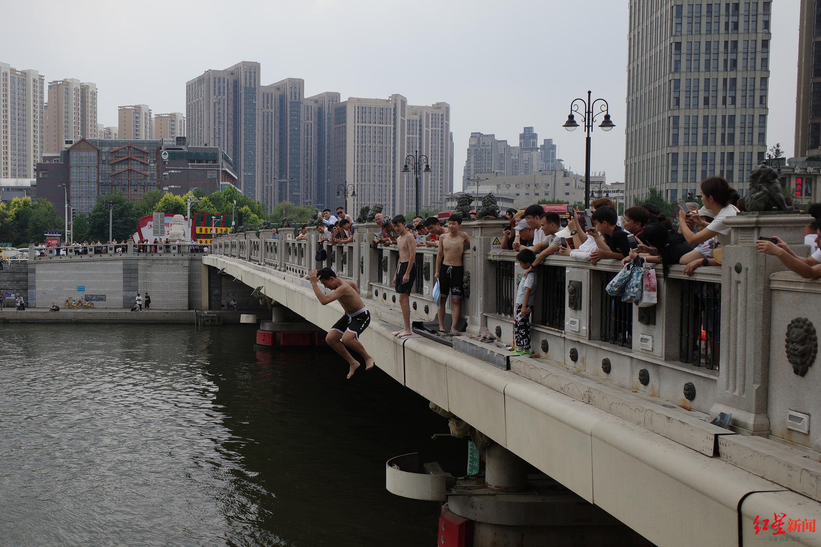 有不少人来到天津狮子林桥跳水"打卡",有身体残障但仍坚持游泳锻炼的