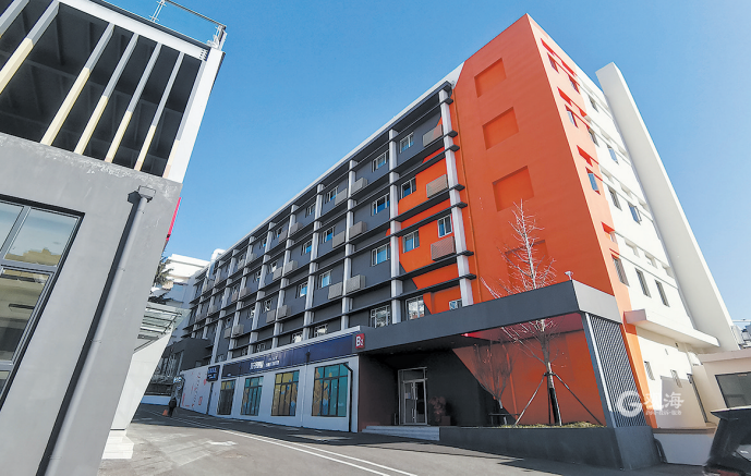 位于市南区延安三路上的华通中联产业园改造升级后，业态同步更新迭代。