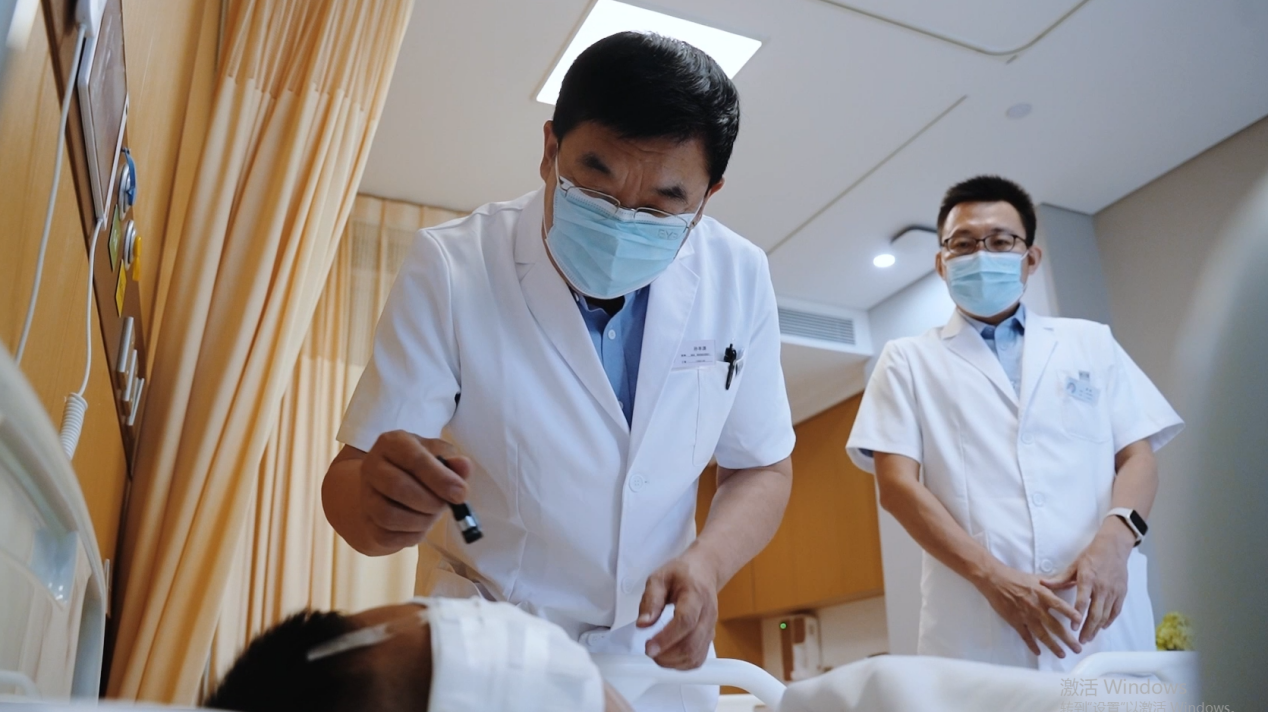 孙丰源教授,吴桐博士查看患儿病情