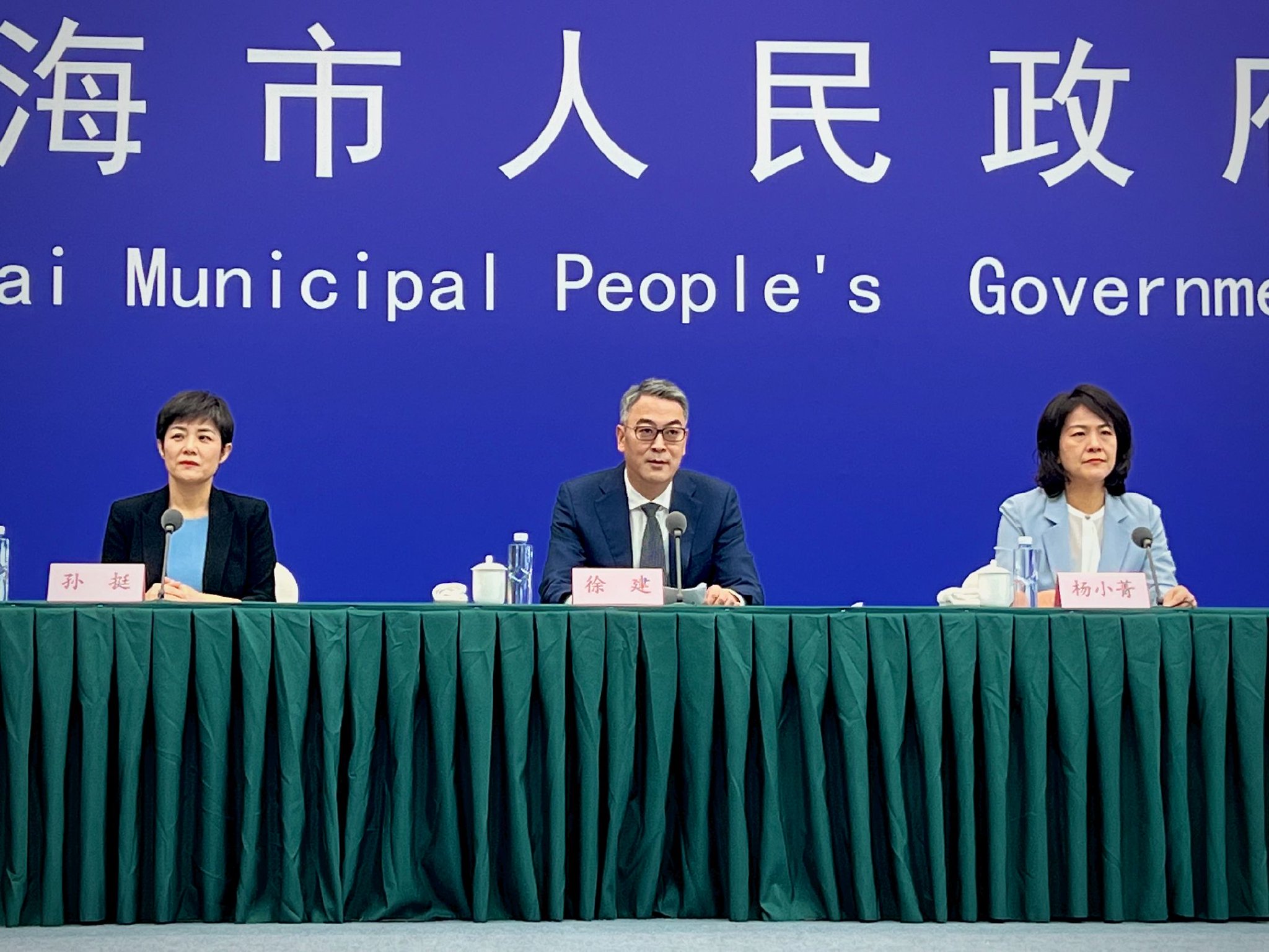 (上海市青浦区委书记徐建介绍青浦区推动高质量发展的有关情况  余继