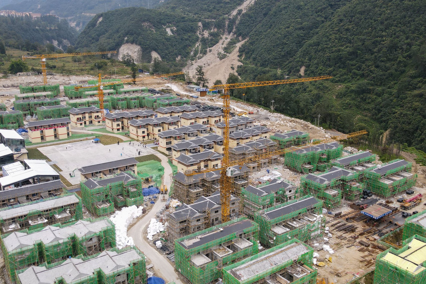 央媒看四川丨灾后重建焕新生——"9·5"泸定地震一周年回访|地震_新浪