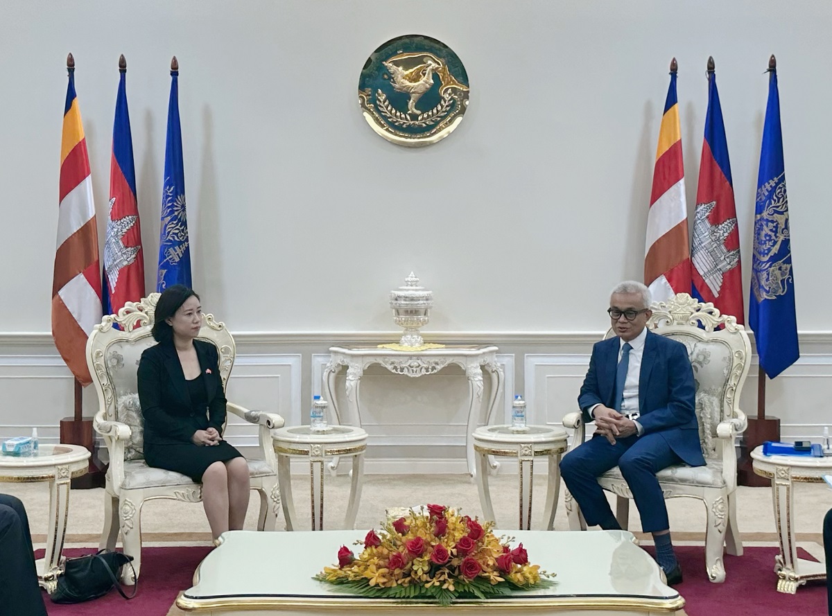 钟洁参赞拜会柬副首相兼财经大臣安蓬莫尼拉|大臣_新浪财经_新浪网