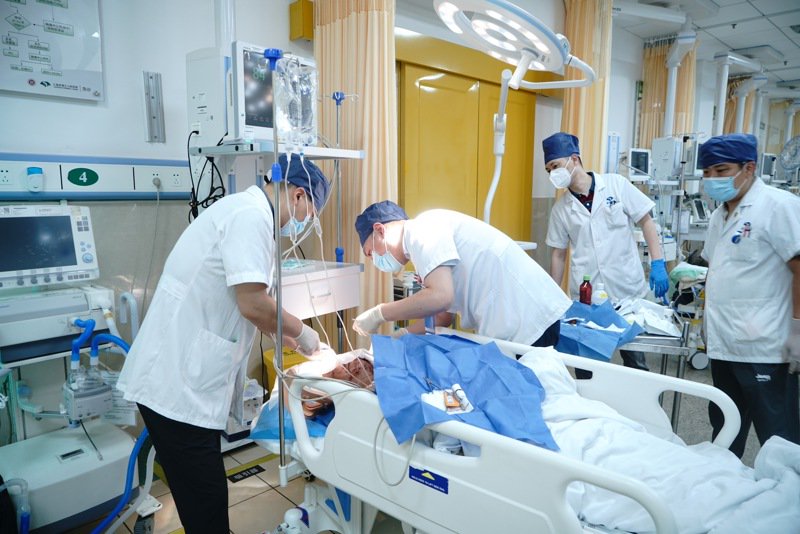 七院急诊室抢救受伤船员.