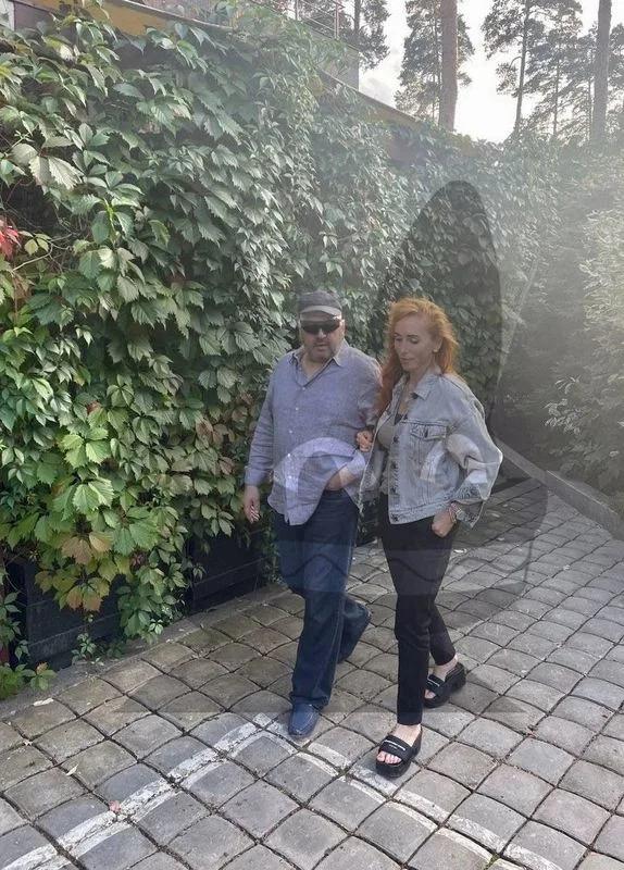 ▲俄媒体人士索布恰克在社交平台发布的照片，疑似苏罗维金与妻子安娜现身街头