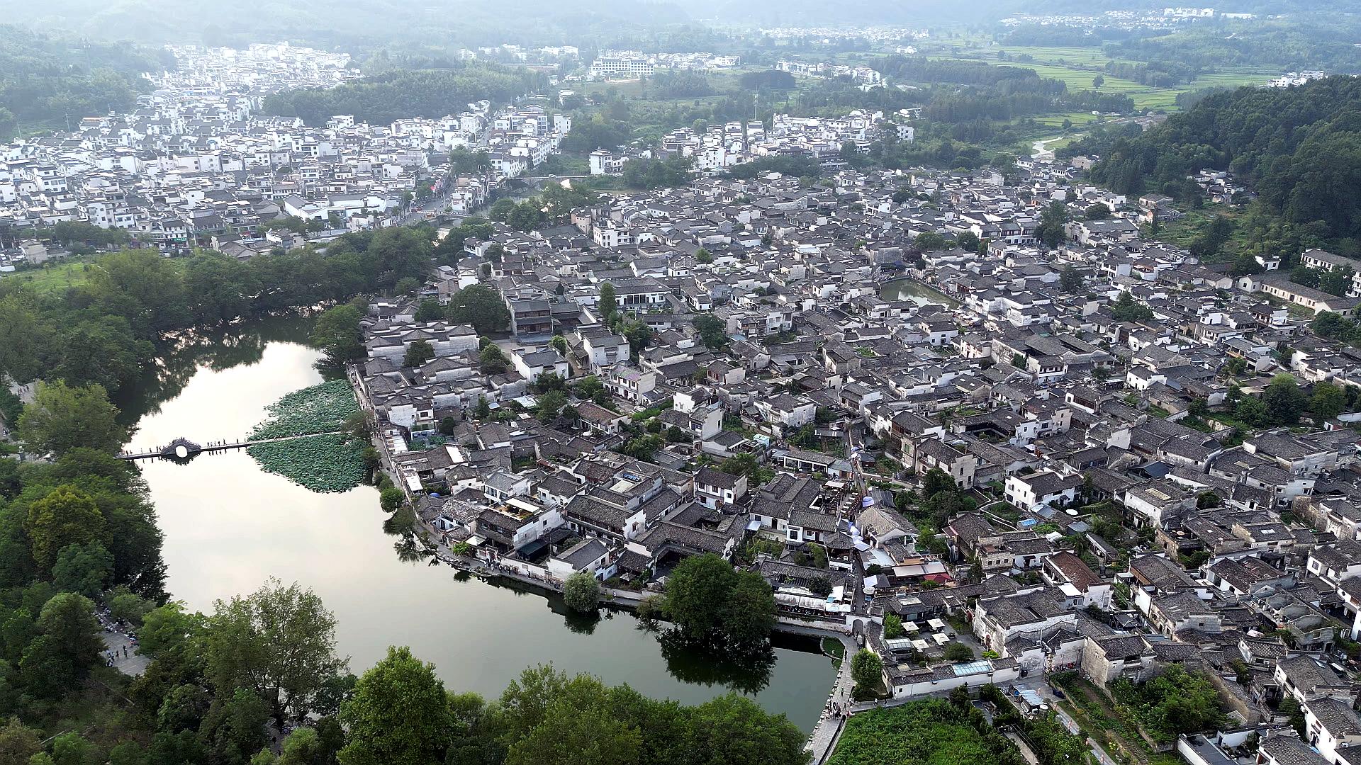 从空中俯瞰,宏村宛若一幅山水画卷.