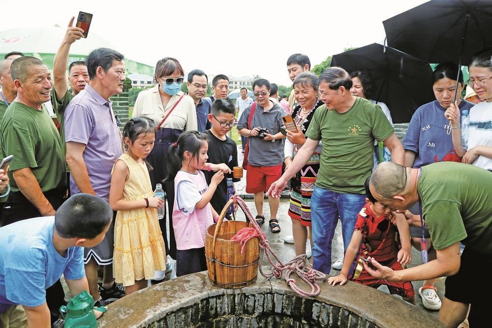 "吃水不忘挖井人",日前,游客在江西瑞金红井景区参观, 重温曾经发生在