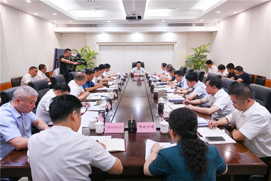 (9月4日下午,市委副书记,市长黎春秋专题调度税源提升"十大行动"工作.