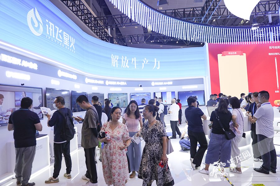 科大讯飞展台吸引了不少市民.华龙网 首席记者 李文科 摄&nbsp