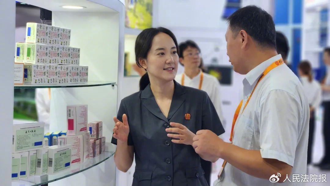 北京知识产权法院法官刘仁婧在服贸会国药展位向展商普及关于中成药