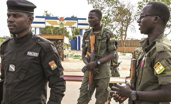 尼日尔警察在重点区域警戒 图gj