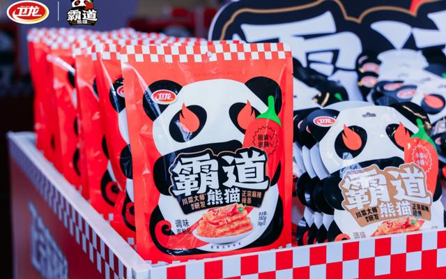 卫龙新品"霸道熊猫"辣条. 企业供图