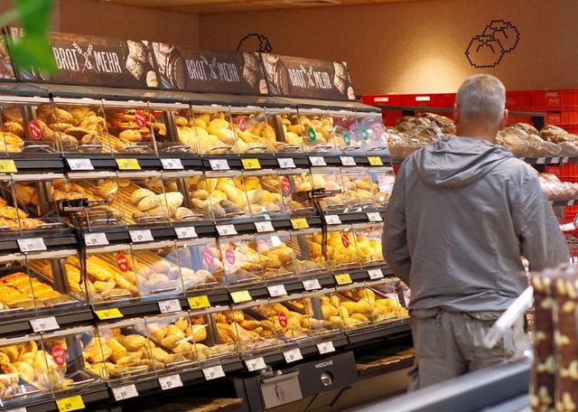 6月28日,消费者在德国柏林一家超市购物.新华社记者任鹏飞摄