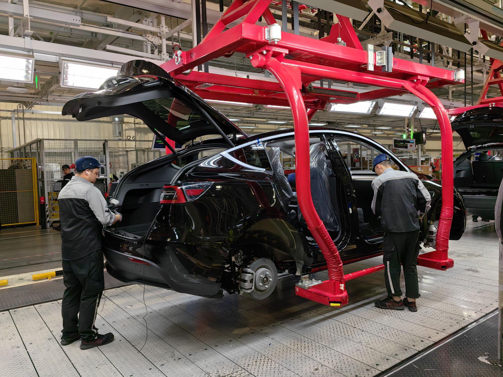 在特斯拉上海超级工厂,工人在车间内忙碌.新华社记者周蕊 摄
