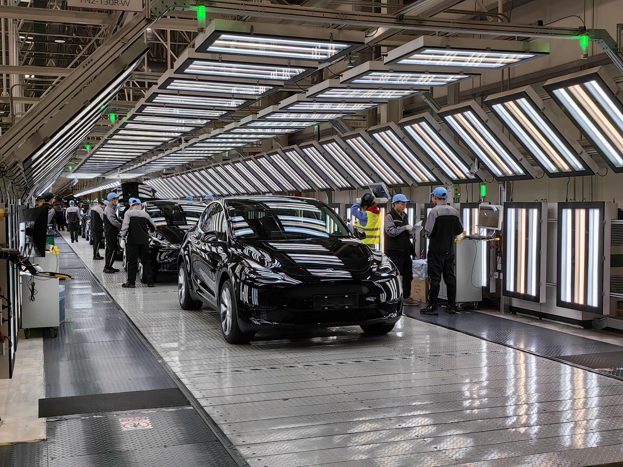 特斯拉上海超级工厂里,一辆辆电动汽车正在生产中. 新华社记者周蕊 摄