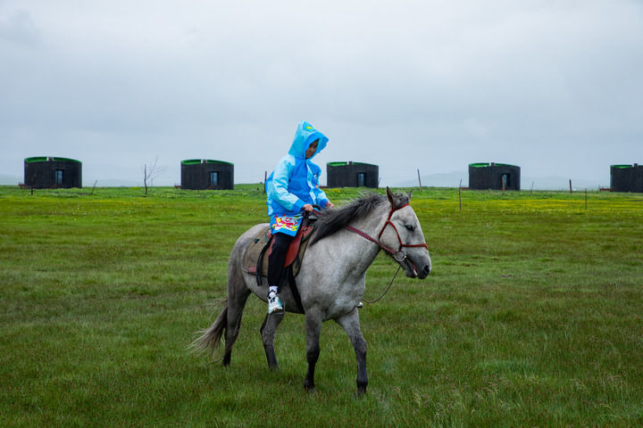7月13日,游客在玛曲县河曲景区骑马.新华社记者 郎兵兵 摄