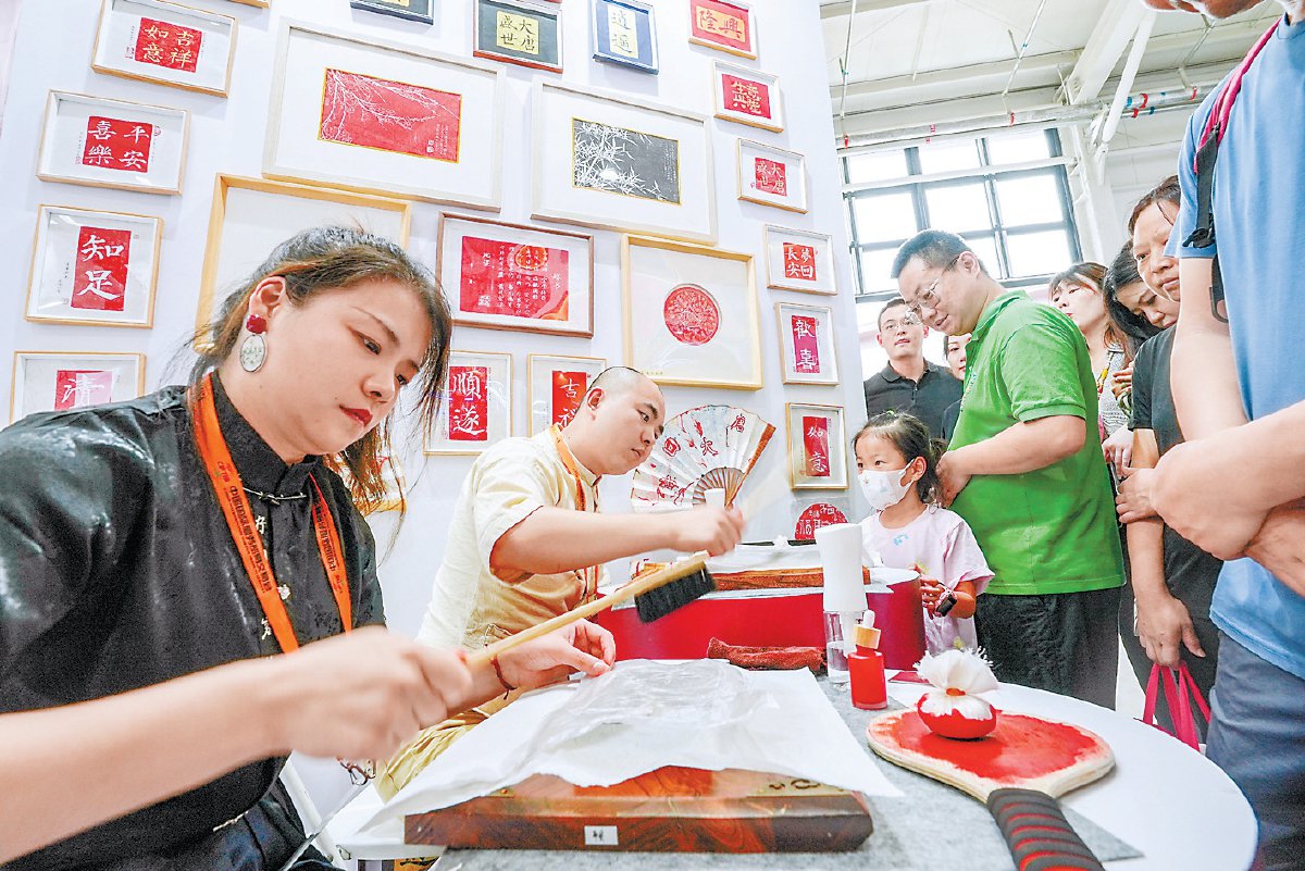 园会场北京老字号创新发展体验区,外国游客在大北照相馆现场体验照相