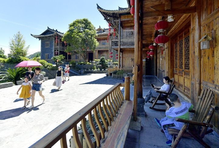 图为游客在湖北省恩施土家族苗族自治州宣恩县椒园镇黄坪村"石头院子"