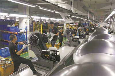 　　浙江豪中豪健康产品有限公司，工人们正在生产车间内赶制出口到“一带一路”沿线国家的按摩器材。 苏巧将 摄