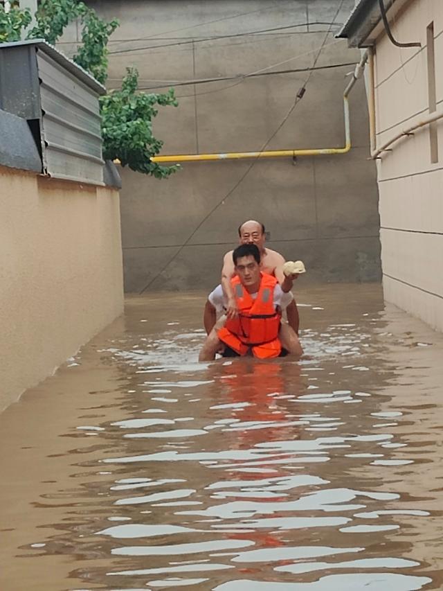 休假消防员洪水中救人,涿州老乡的感谢电话打进了北京12345|王旭东