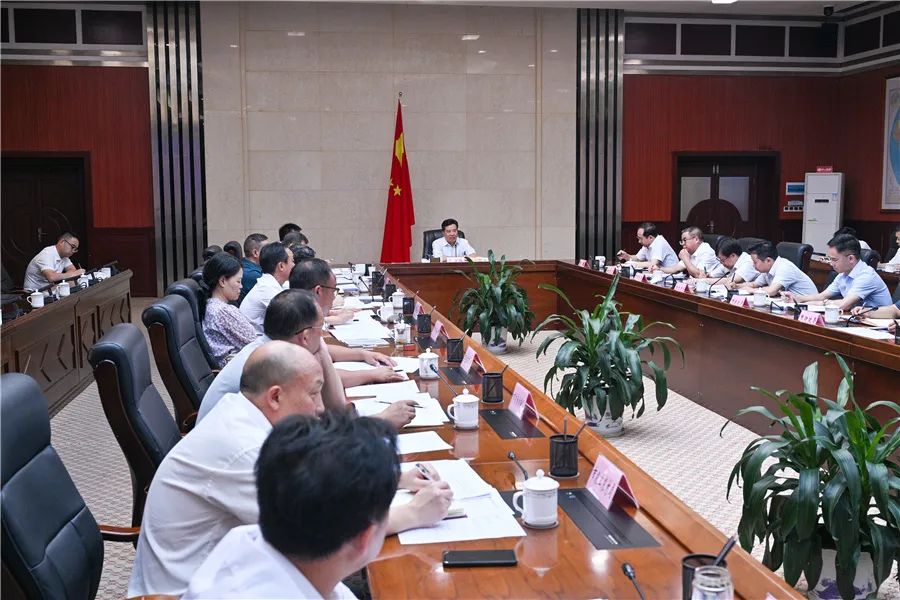 (9月5日上午,市委副书记,市长黎春秋专题研究部署规范中介服务工作.