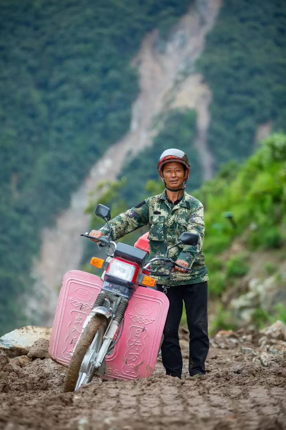 8月28日，在石棉县王岗坪乡跃进村，倪太高站在通往猛虎岗的山路上