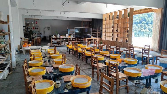 缙泉烧陶瓷文创基地陶艺研学教室.实习生 陈稼轩 摄