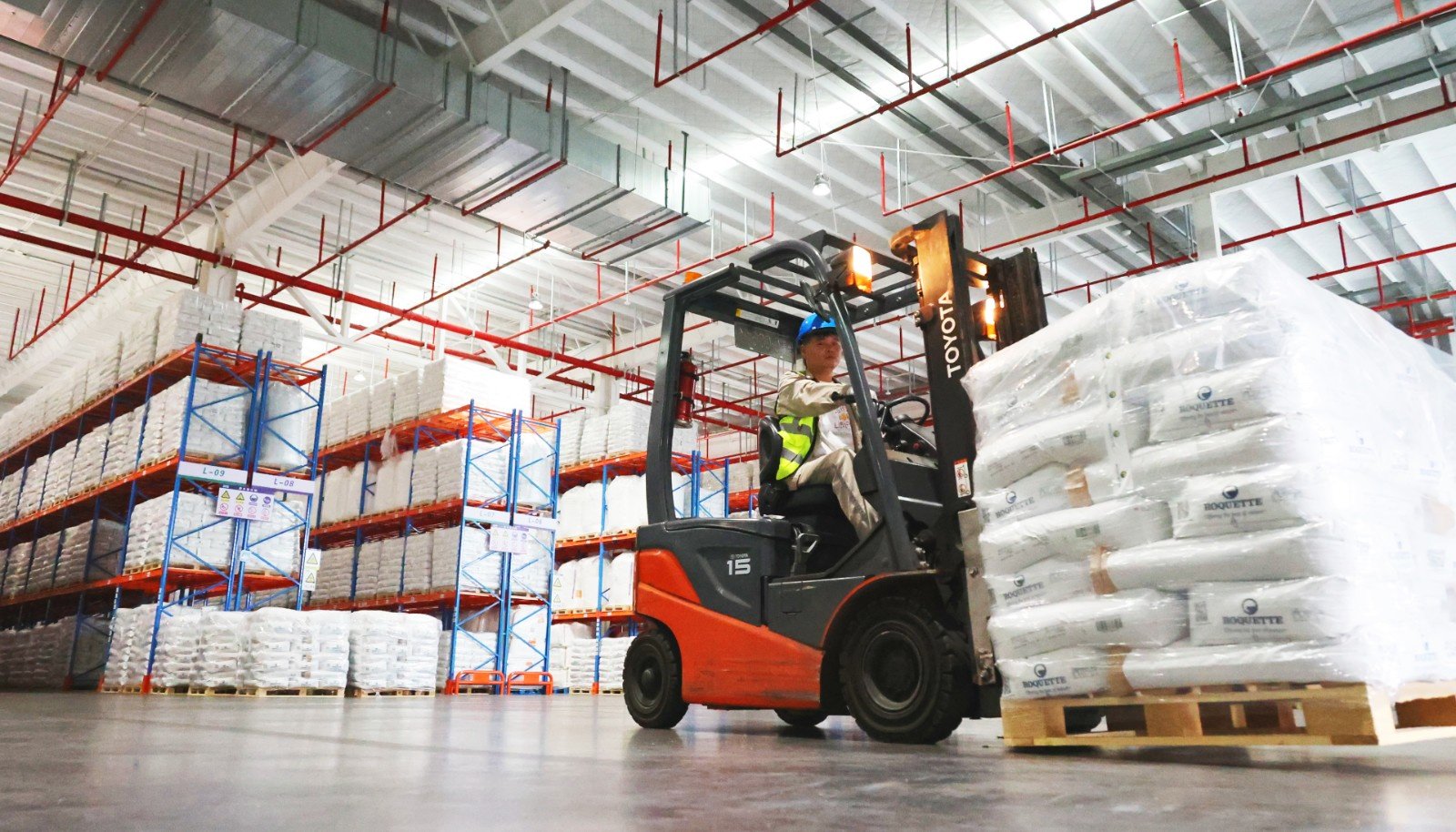 "一带一路"供应链基地(连云港)项目物流中转一号库,工作人员正在码放