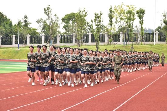 8月28日,江西省赣州市上犹中学军训学生进行体能训练.曾智文/摄