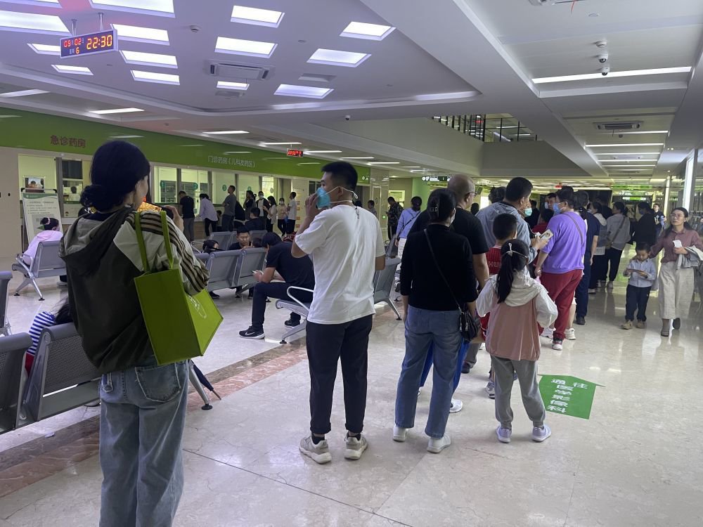 当地多家医院的过敏性哮喘患者骤增,主要表现为咳嗽,喘息,气促,被诊断