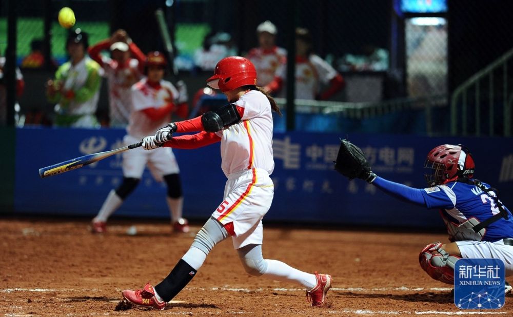 中国队球员黎春霞在广州亚运会垒球预赛中(2010年11月19日摄).