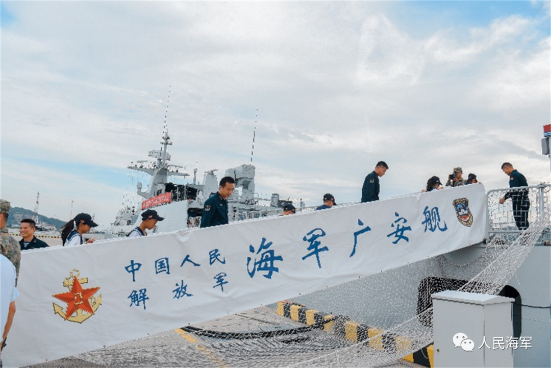 讲述了广安舰发展历史舰政委张炼为学生们学生们兴奋地登上广安舰"哇!