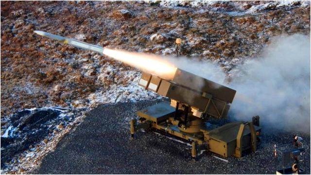 "国家先进地对空导弹系统"(nasams)开火瞬间 资料图 图源:美国"动力"