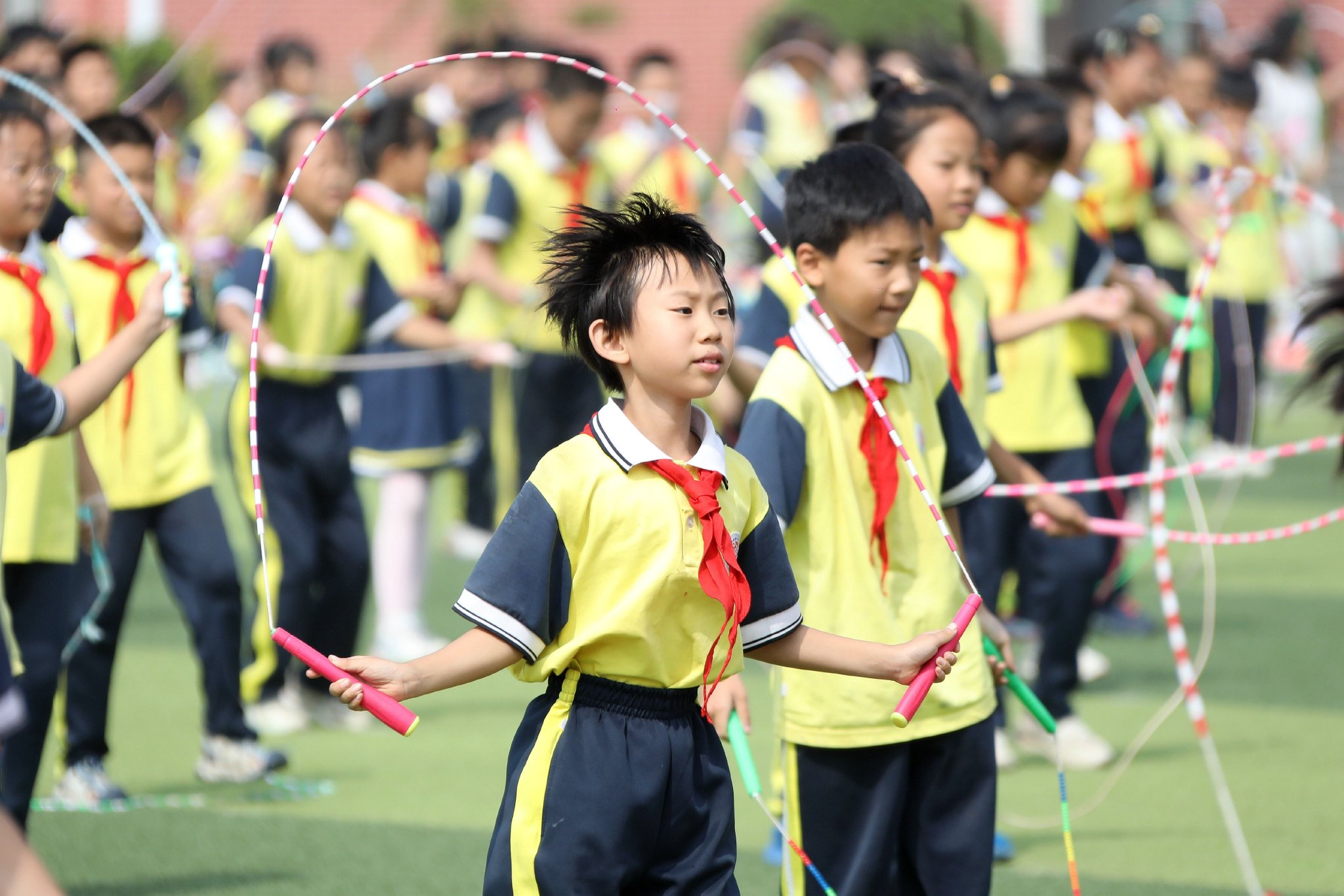 学生在大课间练习跳绳.通讯员 王培珂 摄