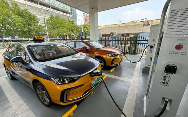 正在充电的新能源出租车.新京报记者 裴剑飞 摄