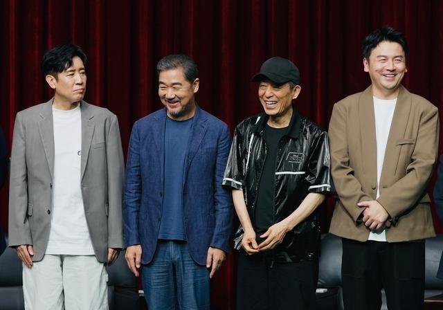 左起:于和伟,张国立,张艺谋,雷佳音在发布会现场.