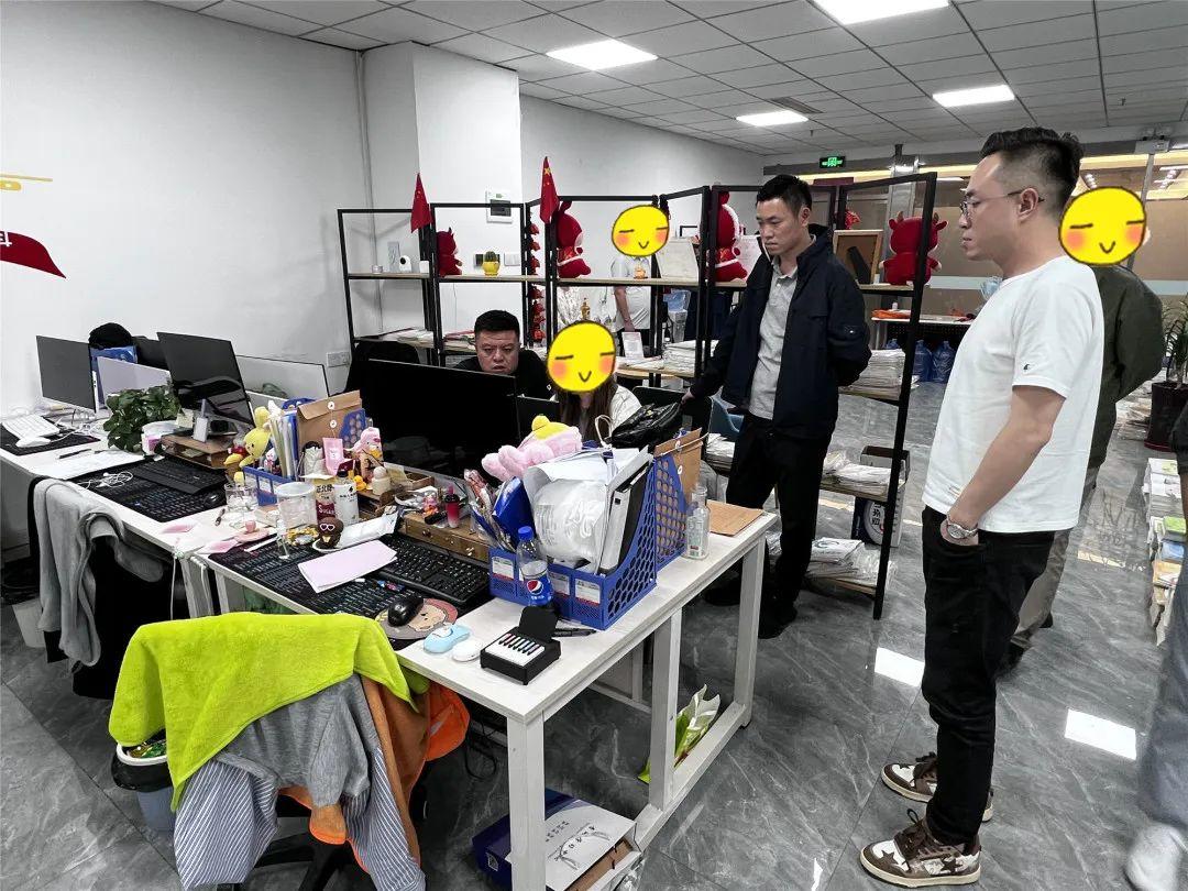 蒋某某,保某某等人依托青海某教育科技有限公司,伪造高中及中专毕业