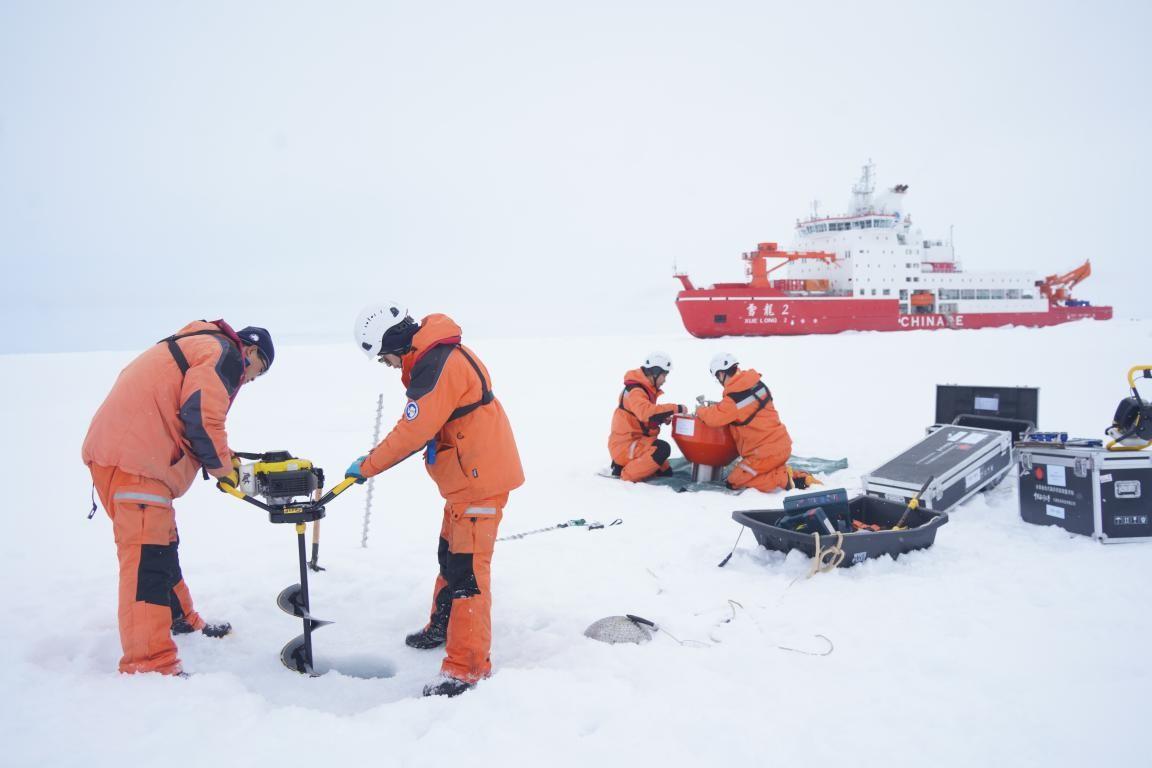 ▲中国第13次北冰洋科学考察队在北极点附近开展海冰综合作业