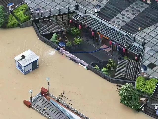 被洪水围困的"筷子豪情"餐厅. 受访者供图