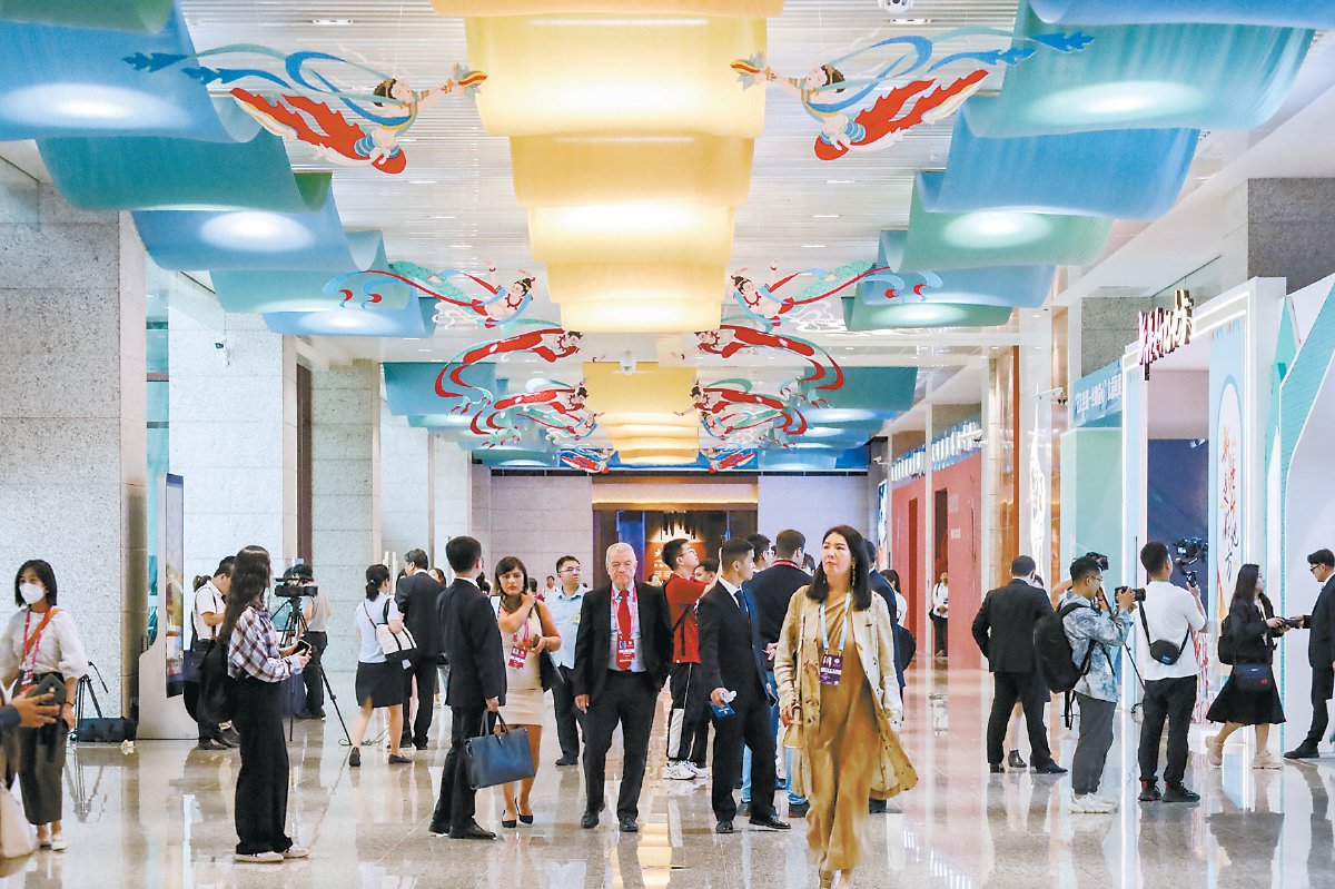 9月6日,与会嘉宾在第六届丝绸之路(敦煌)国际文化博览会上参观.