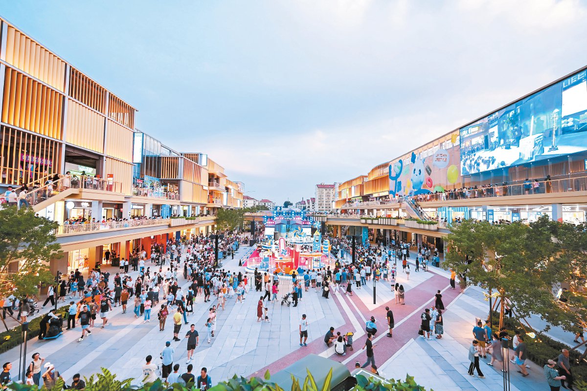 热闹的首开long街广场 首开long街项目方供图