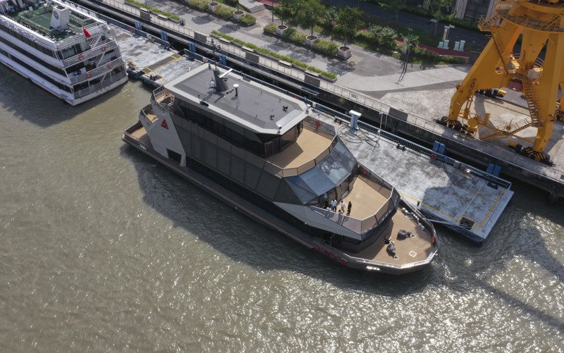 "上海久事"号游览船采用大面积玻璃游艇水晶造型.本报记者 张驰 摄