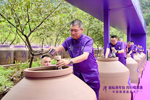 9位白酒专家前往桃花坡进行取酒
