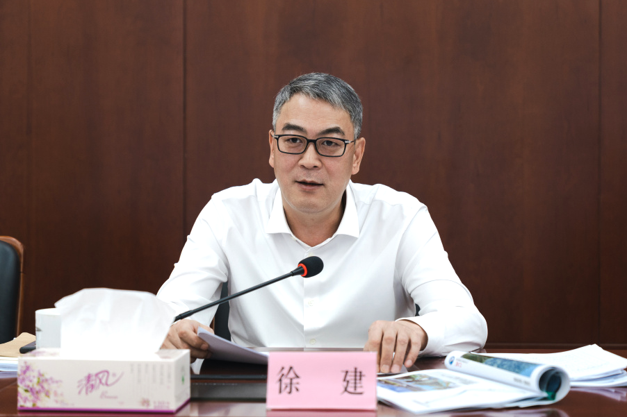 区服务保障进博会前线指挥部总指挥徐建出席会议并讲话,区委副书记