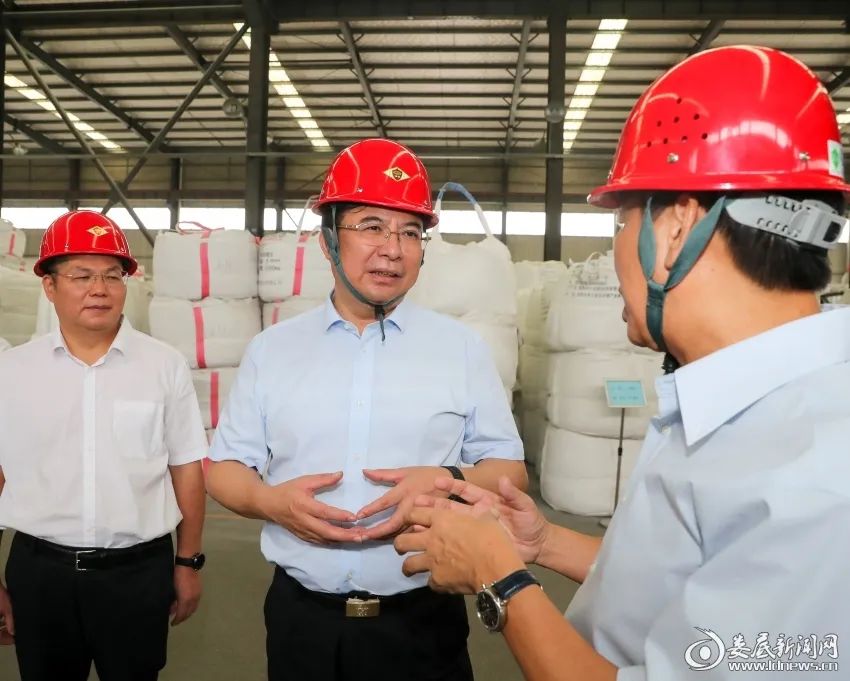 9月6日,娄底市委书记邹文辉到冷水江市调研特色产业发展,生态环境