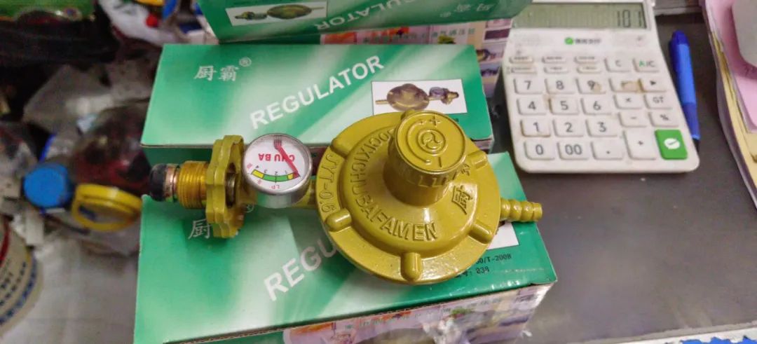 带有可调节功能的瓶装液化石油气调压器(俗称"减压阀")