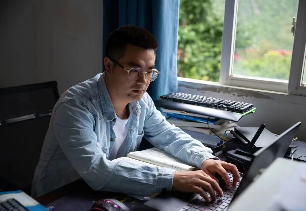8月29日，甘宇在项目部办公室里整理资料