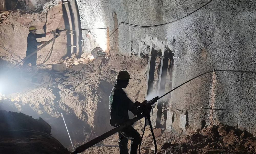 图为隧道内施工现场.(铁一院提供)