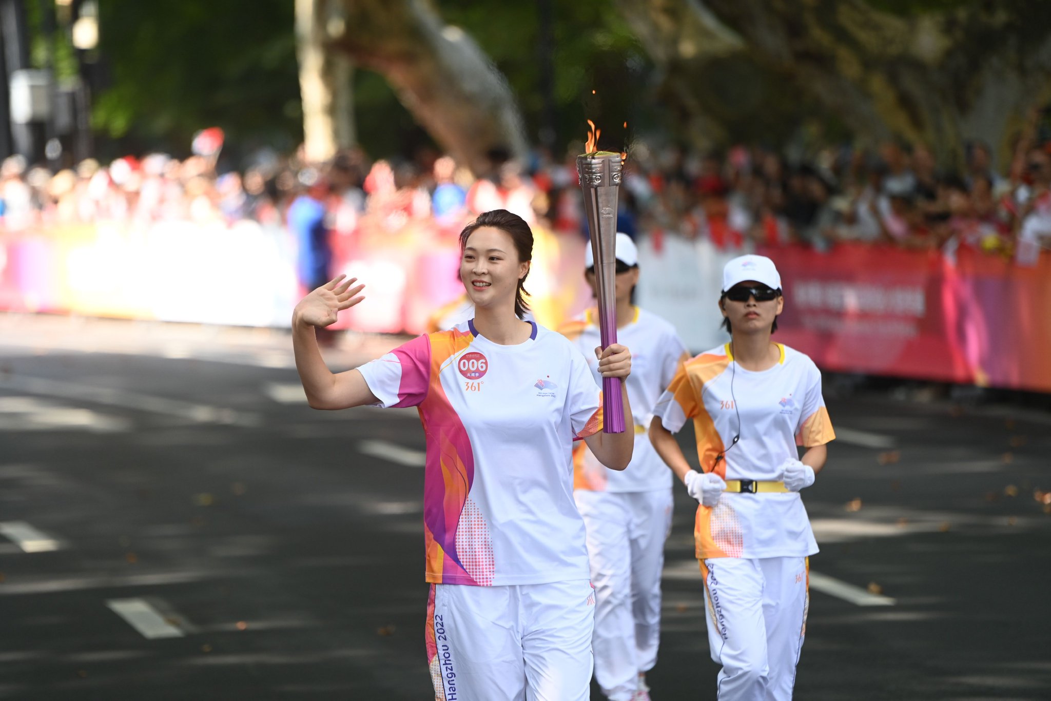火炬手惠若琪在火炬传递中.新华社记者 黄宗治 摄