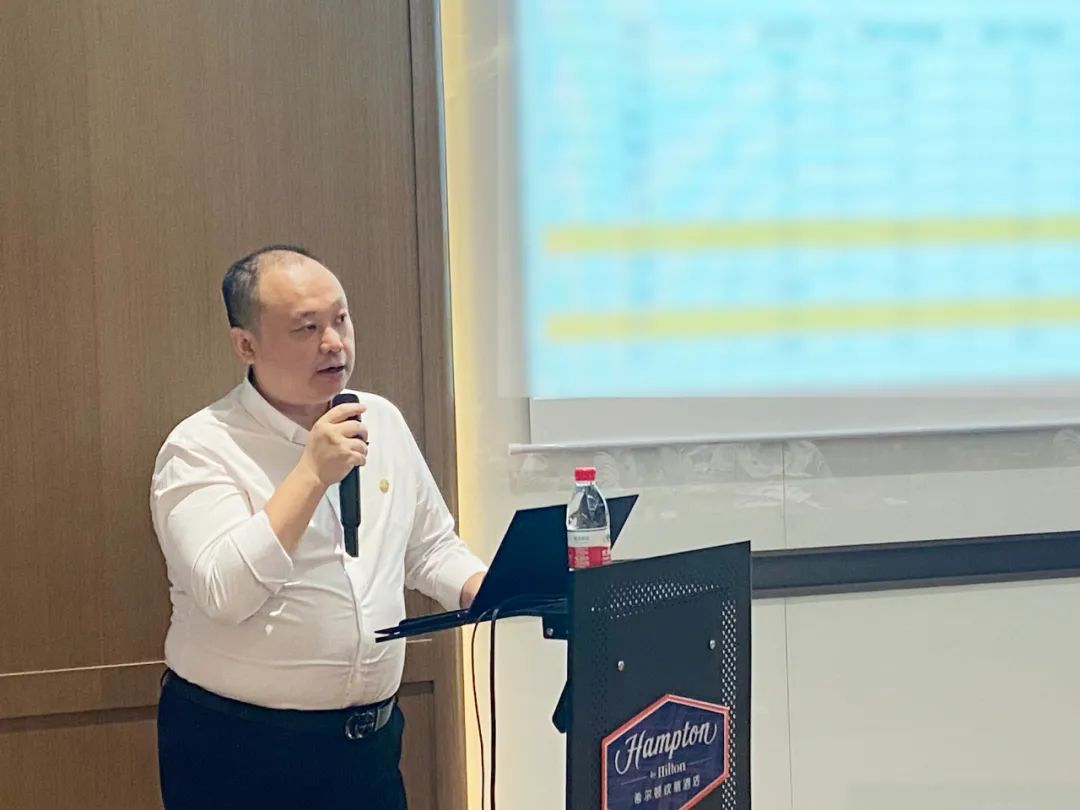 连锁事业部总监张雨果作"百日攻坚 全力冲刺"主题报告,从销售指标